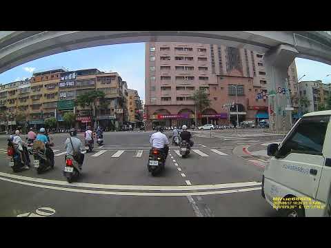 最完美的防檢舉模式 在路中間滑手機 還能無視後方車輛真三寶 FILE230817 102343F0_台灣交通日常_car Driving in Taiwan_Taiwan City Drive