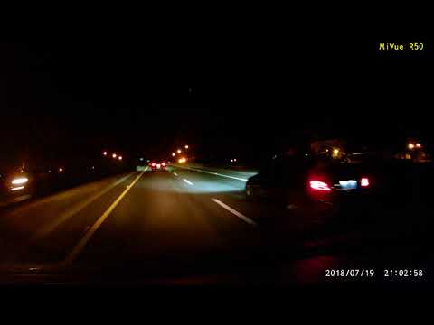 男三寶66快速道路玩手機