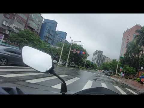 闖紅燈趕著送餐跟趕著____的汽車