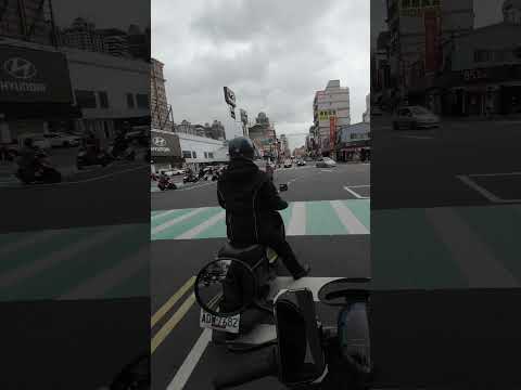 我對機車待撞區的人捏了一把冷汗  