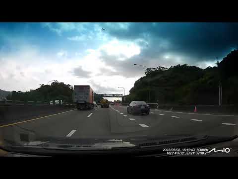 三寶.車禍影片 車禍影片拖車切入，後車車頭剛好塞入拖車車斗下，引擎蓋受損嚴重（ 05 03 國道一號汐止段