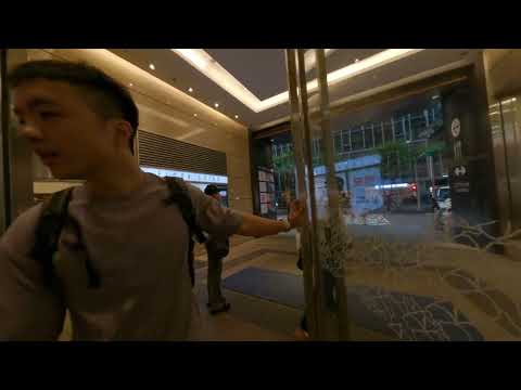 台北媽媽帶小孩闖紅燈超危險馬路聲寶台北生活日常交通危險狀況太可怕了不知道在想什麼小孩都要死掉了還有兩個小孩危險暴力的可怕媽媽危險過馬路紅燈行綠燈停馬路三寶要小心交通危險事故要產生了 2