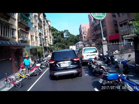 SJ 在新店玫瑰中國城上遇到違規停在路中央的汽車駕駛