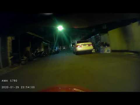 三寶 從暗黑巷子逆向衝出來的屁孩，沒戴安全帽，不開燈還一手在玩手機 前鏡頭