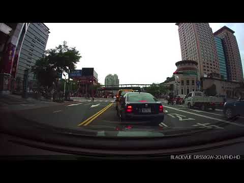 超狂三寶！阿婆悠哉騎單車逆向公車道