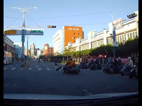 0114 新莊中正路 建福路口車禍  三寶闖紅燈