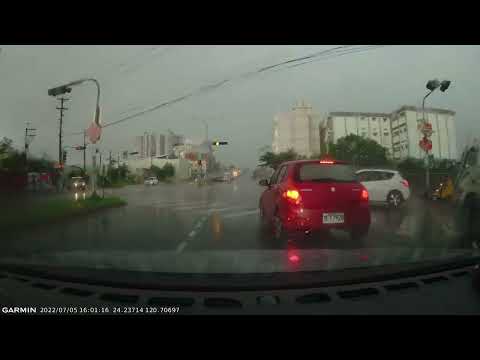 差點被兩個三寶擊落＠台中市豐原大道