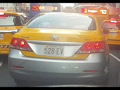 【528-EV】計程車號變換車道未依規定使用方向燈