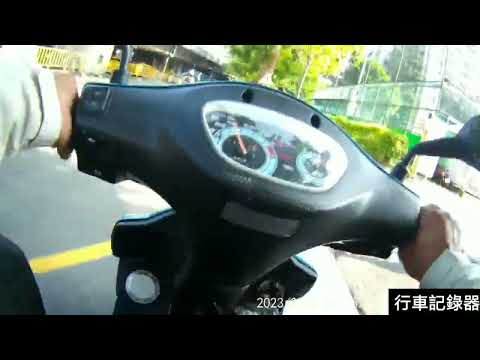 行車視線有盲點，突然衝出(三寶路人) 騎檔車的人更要注意！影片網友投稿！