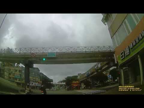 馬路三寶車禍影片被闖紅燈擊落（ 台北市大同區敦煌路與承德路三段路口