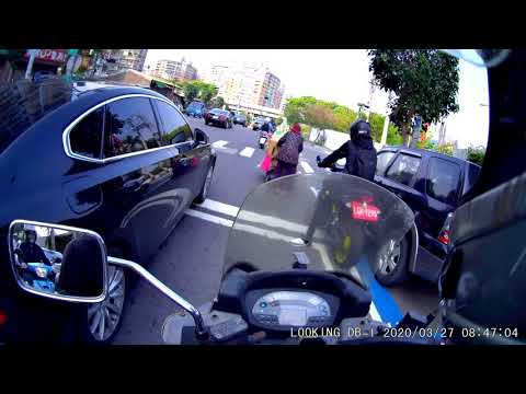 阿婆推回收車擋道被重機騎士罵