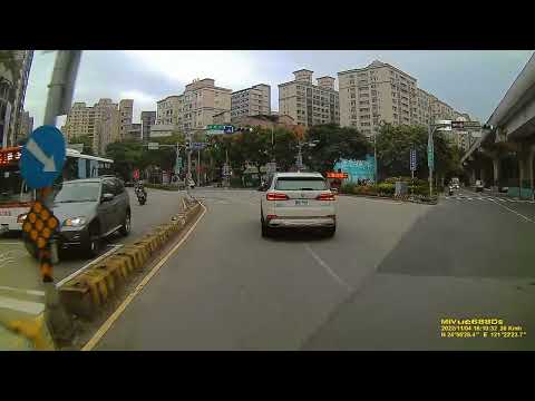 三峽 學成路&國學街路口 台灣最討厭的交通設計就是沒有事前通知前方是否為轉彎專用道 直直開等開到路口才發現是左轉專用道 此時煞停正規左轉也怕後方追撞上來 也只能違規行駛了 FILE221104 160