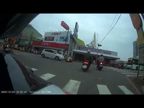 馬路三寶車禍影片車牌780 BZE 遭闖紅燈車輛撞上（ 台南市永康區中山南路與中山南路195巷口