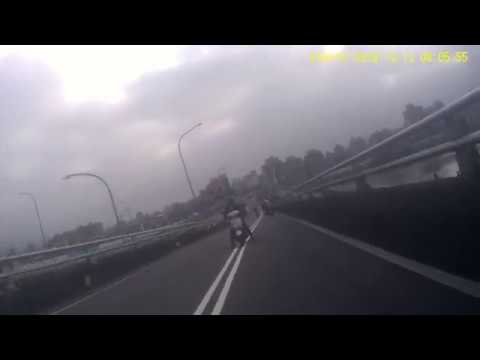 台北橋上三寶逆向撿早餐