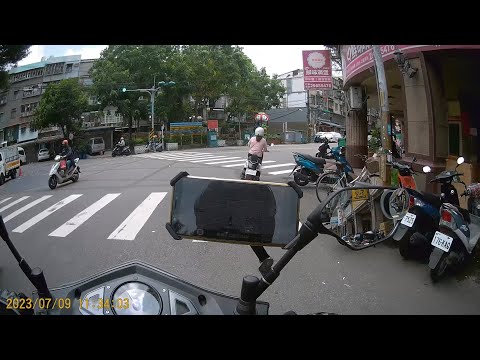 【060-MZV】轉彎未打方向燈 (已舉發)