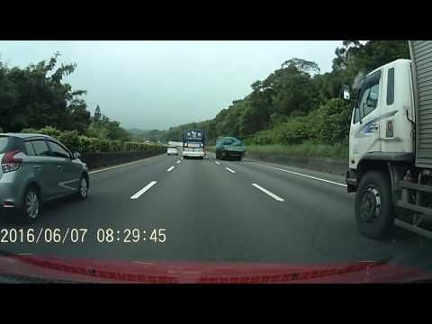 差點被卡車撞飛