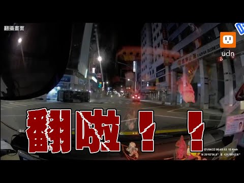 小黃違規左轉還肇逃 垃圾車驚閃失控翻撞上號誌桿