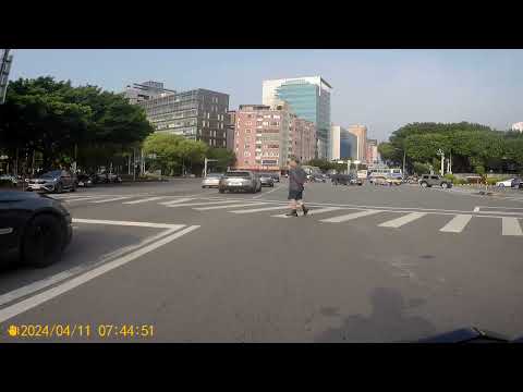 台北市松山區民權東路4段與敦化北路交叉路口-