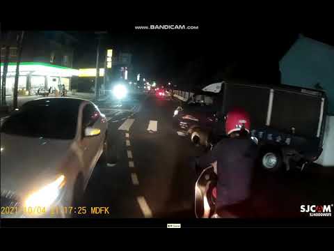 桃園中壢三寶-8907又一台把直行機車當隱形車的嘴臉，叭你剛好而已