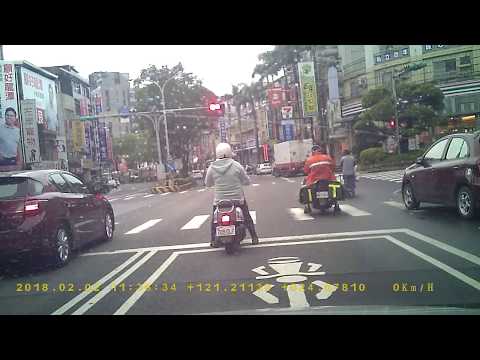 機車先越線再闖紅燈(龍潭中豐路百年大鎮前路口)PICT7372
