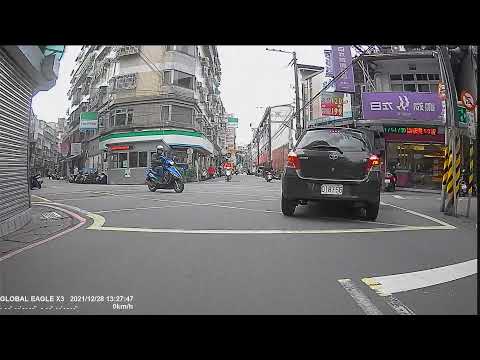 出巷口要看來車啊不是看我的krv，不要造成車禍發生。