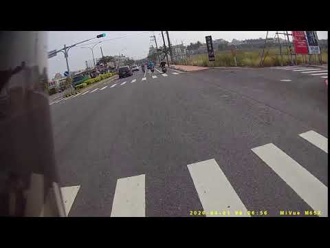 老三寶在路中央逆向