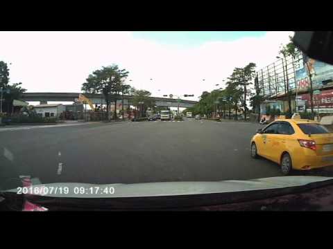 中國時報送報車違規逆向