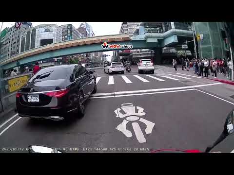 三寶.車禍影片 車禍影片台北市松山區南京東路三段與復興北路路口