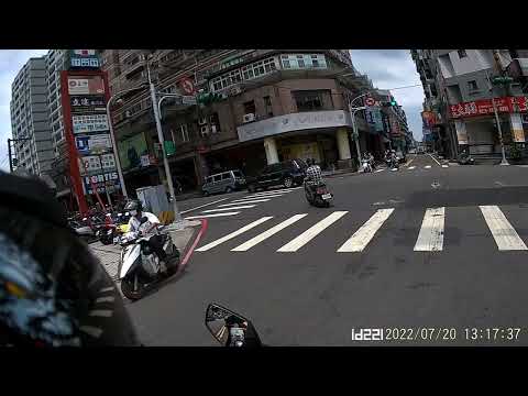 屁孩小心翼翼的闖紅燈