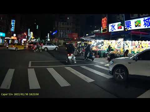 01 30 警察處理交通事故時順便取締水果店前違規停車