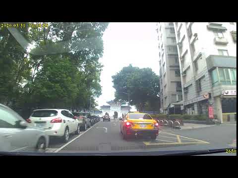 【497-J9】計程車號變換車道未依規定使用方向燈