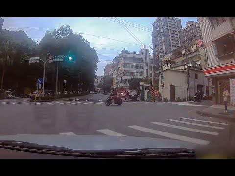 新店男子闖紅燈想當孝子