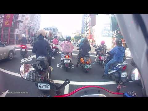  昨天一堆人忘記打方向燈，今天一堆人闖紅燈