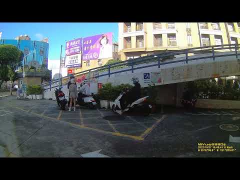 台灣中油二重站(直營自助) 本來邊等加油邊先欣賞妹子 結果最後變成一群不會看號誌及停止線的違規者 FILE221027 154420F 0  AdobeExpress