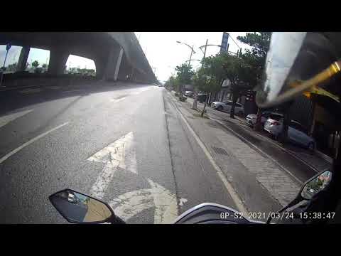 三寶奇遇記之小貨車企圖闖紅燈