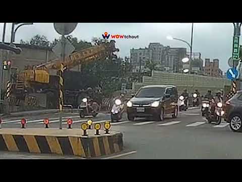 三寶.車禍影片 車禍影片三寶大外割把自己割沒了 新北市汐止區工建路與同興路口