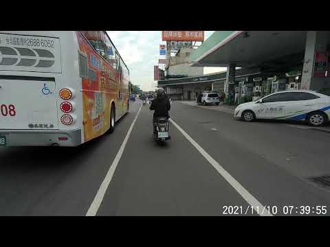 好好守法不搶黃燈，結果被追撞