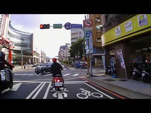 紅燈還要人讓他違規右轉~不良示範~