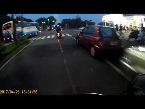 大學路和裕農路口逆向左轉的三寶