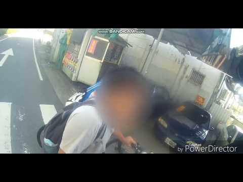 (囂張嘴臉？)小屁孩闖紅燈被撞還要打嘴炮！？