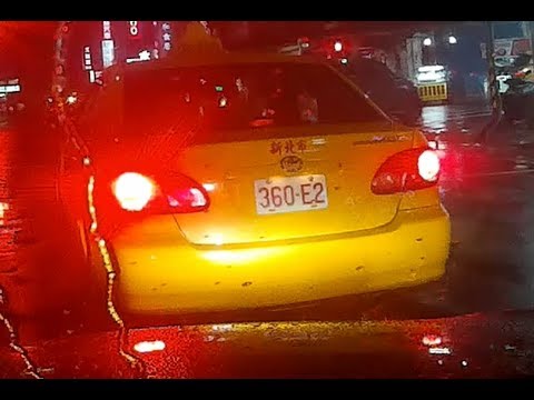 【360-E2】計程車號變換車道未依規定使用方向燈