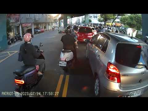 當剛好有兩輛車違規時，車禍就這麼發生了