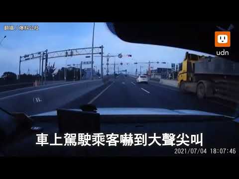 差點撞到轎車！砂石車驚險鑽路肩闖紅燈