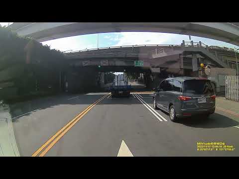 FILE221117 115943F0 直行車佔用轉彎車道 traffic violation 〈Pelanggaran lalu lintas〉 交通違反 〔vi phạm giao thông〕