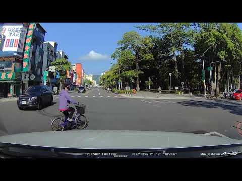 沒想到這次是我遇到了闖紅燈的三寶，差一點就BBQ了，高雄十全路與吉林街口-8-31,8:11am (年式Mazda CX-5有主動煞停喔!)