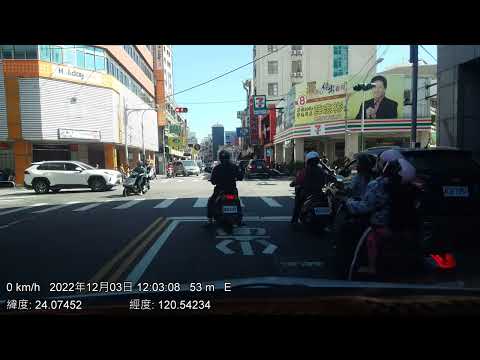 馬路三寶違停快1分鐘還想開車門擊落經過的機車（已檢舉）