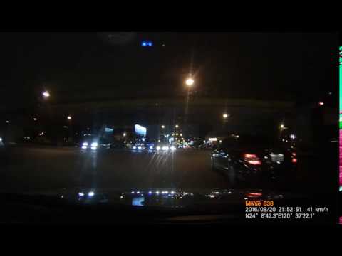 差點撞上沒開燈又逆向的三寶騎士