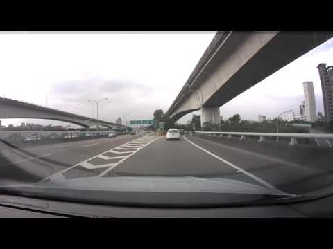 第一篇惡意逼車的討論非常踴躍
非常感謝鐵粉們對維護國道交通的熱枕
我們希望提醒大家的是
馬路三寶多
當別人的開車行為影響到你時
千萬不要意氣用事
如同影片中的駕駛人
違規行駛路肩超車
監理站的裁罰至少