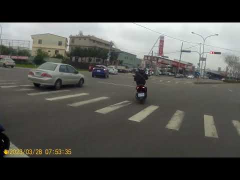 三寶.車禍影片 建議各位騎士連署跟著汽車左轉