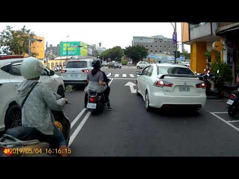 台中市雙十路太平路口違規併排停車